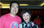 杨永康与香港合唱团协会主席费明义女士